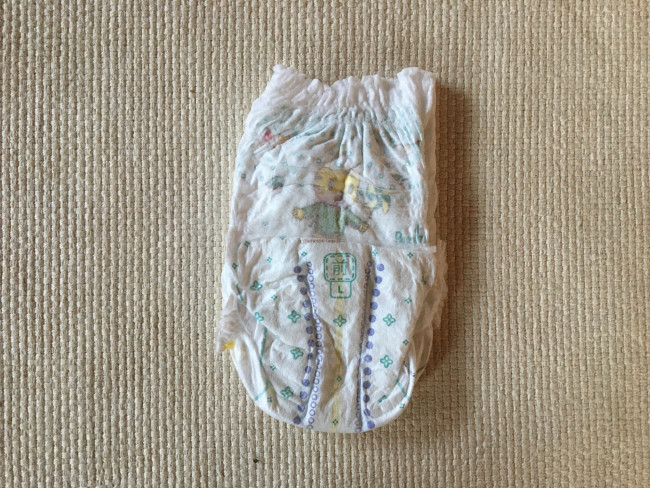 パッと見てもスリムなデザイン。オムツのサイズに合わせたしまじろうが描かれています