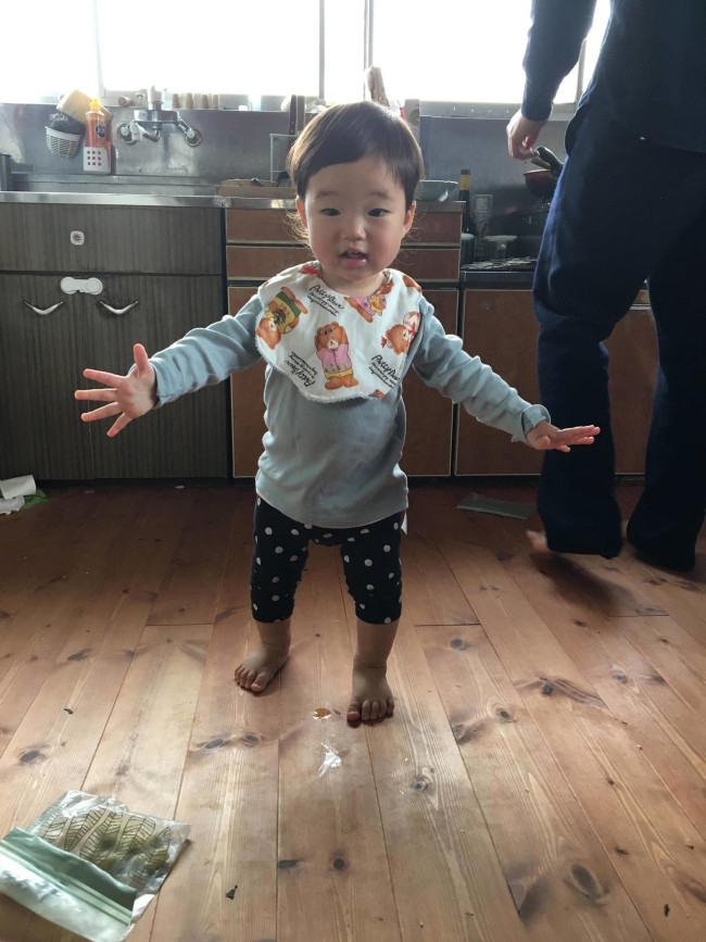 涼しい日は長袖のTシャツ。袖で手が隠れると激おこになるので長袖はジャストサイズを買うようにしています