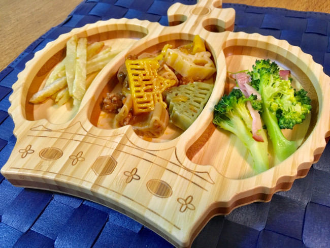溝や仕切りには、こどもが楽しく食べやすくなる工夫が施されています