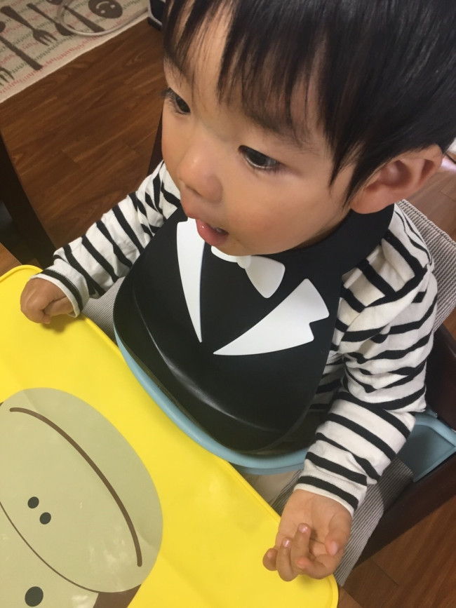 上手にたくさん食べられるようになってからは、トレイを卒業して、大人と同じテーブルに