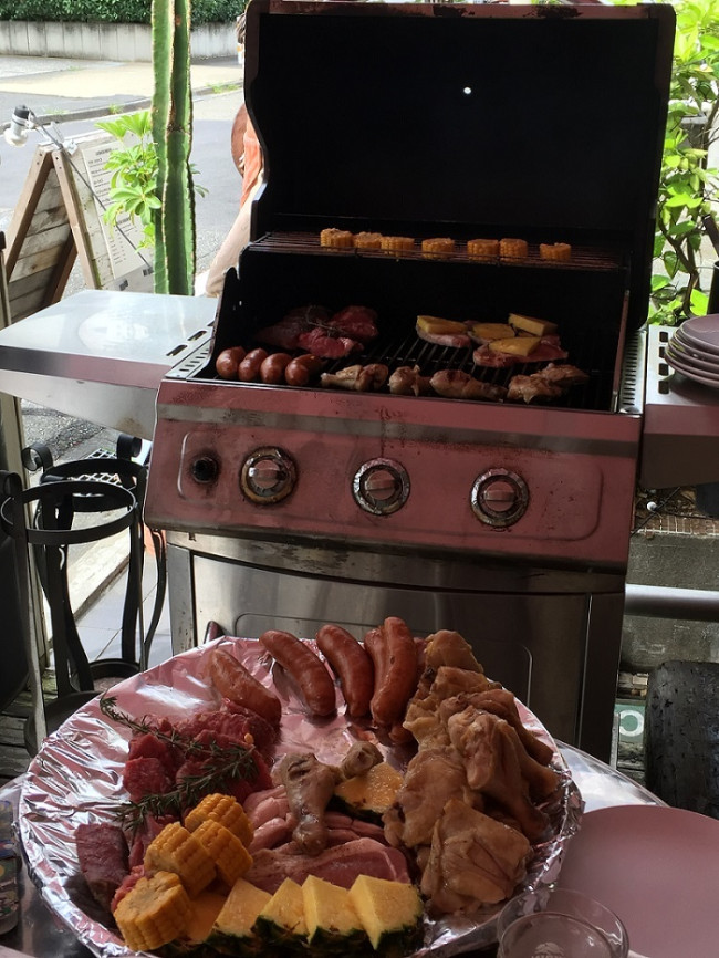 テラス席にある、本格的な大型BBQグリル。テンションが上がります♪