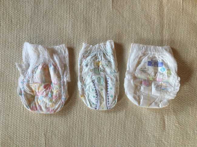 上の写真と順番違います。すみません。並べたときのサイズ感は、パンパース（中）が細身で薄め。縦方向のサイズだと、ムーニー（左）、パンパーズ（中）、メリーズ（右）の順番で大きいです