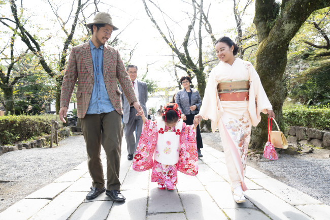 帝王切開だったこともあり、お宮参りの時はワンピースだったので子ども行事でお着物は初めて！ パパはスーツではなく普段着にジャケットを羽織っただけのスタイルで