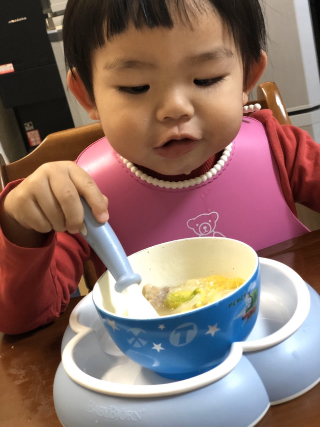 毎日ベビービョルンの食器でご飯を食べるのが嬉しいよう。他のお椀もベビービョルンのお皿にのせて出してくれとリクエストするくらいお気に入り♪